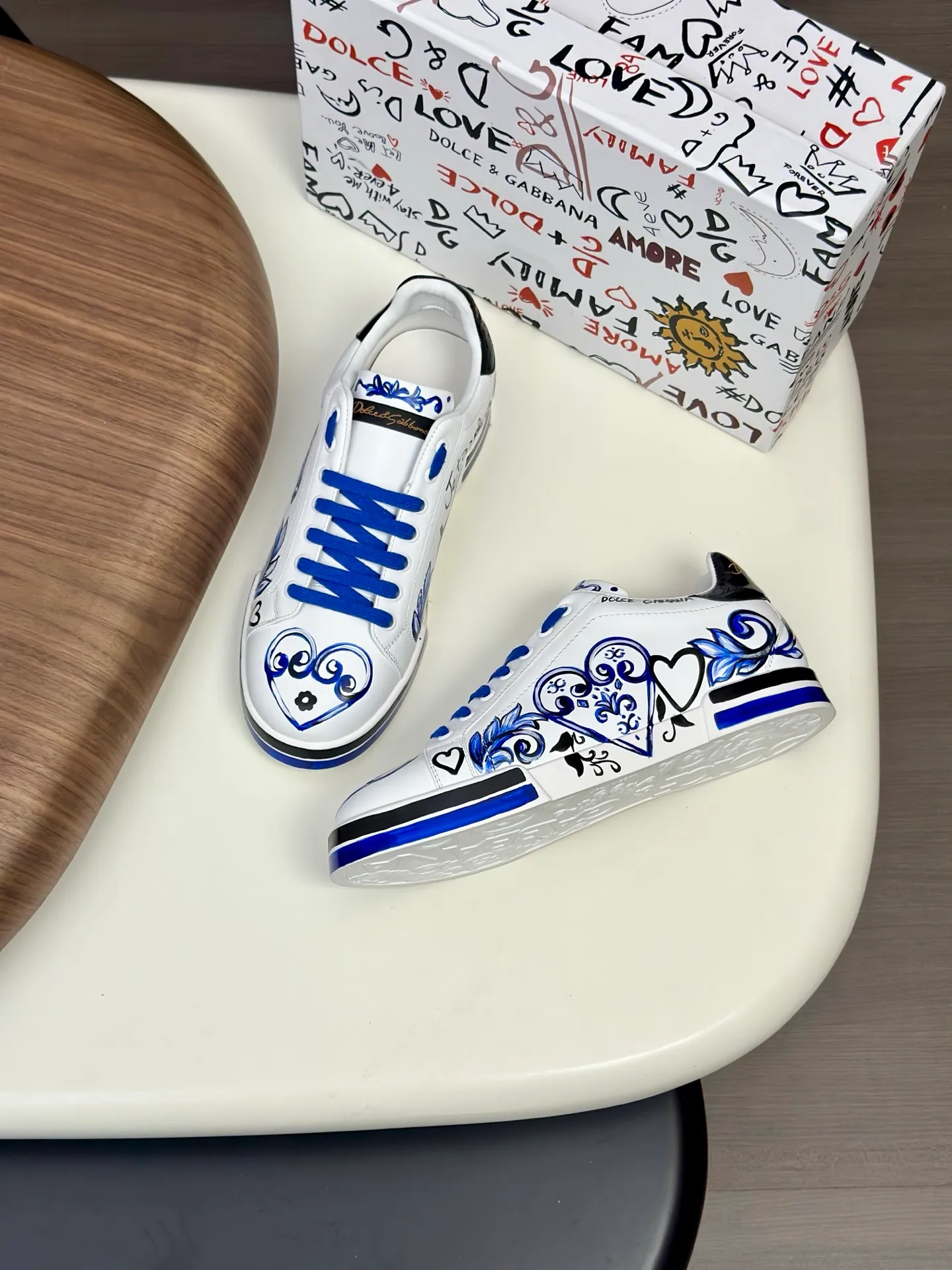 New product 💰900 DG Dolce & Gabbana men's shoes 💰ortofino graffiti calfskin sneakers ♞size; 39~44 (customized 38.45.46) Iconic men's shoes 💰ortofino series of sneakers, classic and timeless style, now presented with fashionable details. The calfskin engraved DG logo is a subtle finishing touch. Men's shoes💰ortofino calfskin sneakers: